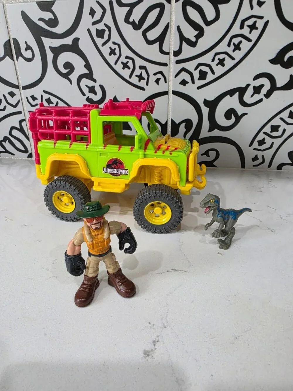 Fisher-Price Imaginext Jurassic World set Jeep w/ Figure & Velociraptor